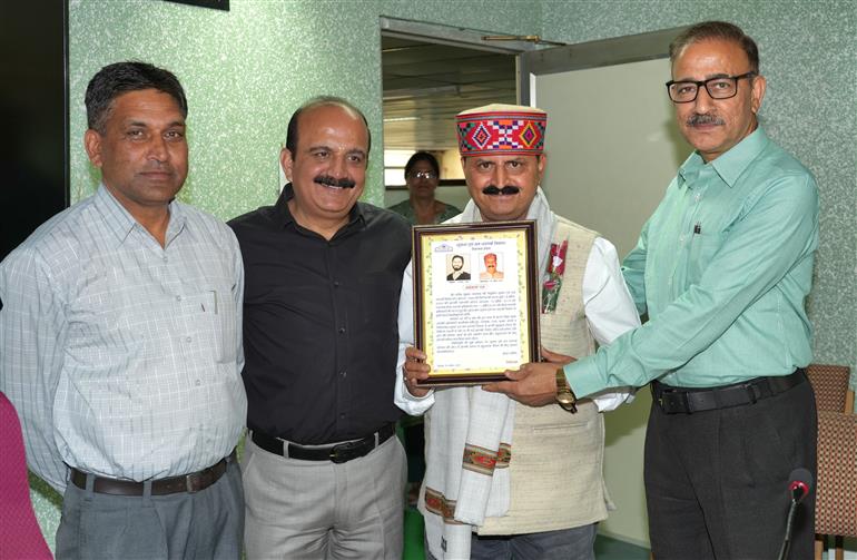 सूचना अधिकारी संजीव कुमार जसवाल के सम्मान में सेवानिवृत्ति समारोह आयोजित