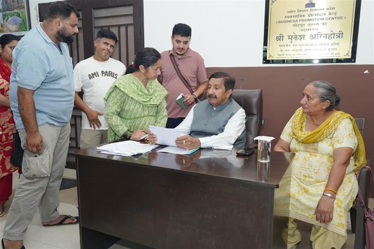 गोंदपुर बुल्ला स्थित व्यवसायिक प्रोत्साहन केंद्र में मुकेश अग्निहोत्री ने सुनीं जनसमस्याएं