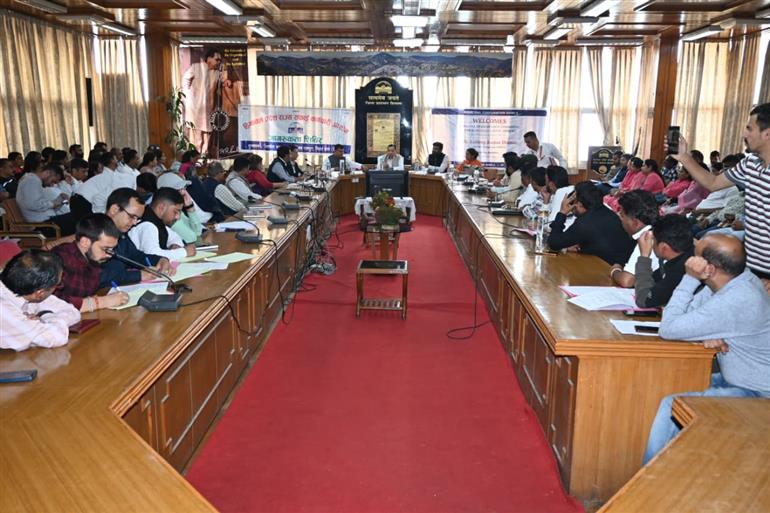 सफाई कर्मचरियों से हड़ताल पर न जाने का एफेडेविट लेने पर आयोग ने नगर निगम से मांगा स्पष्टीकरण