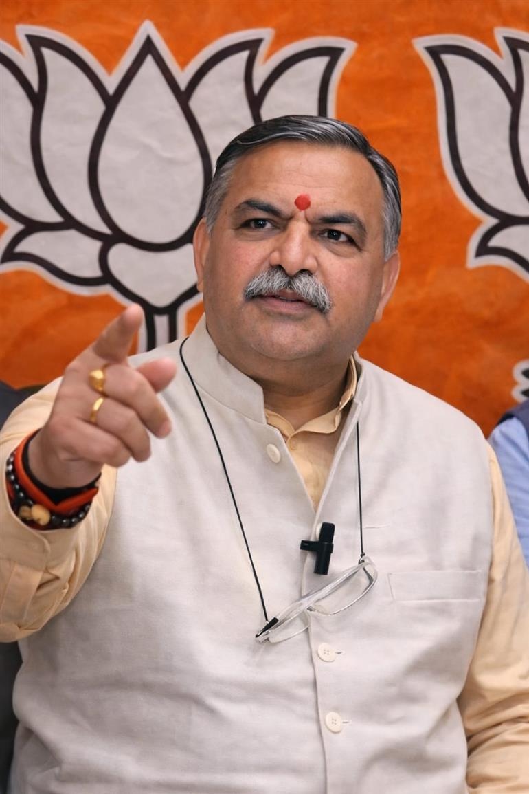 30 बैग की सीमा लगाकर कांग्रेस सरकार ने सेब उत्पादकों की कमर तोड़ी, क्या सिंडिकेट को फायदा पहुंचाने के लिए बागवानों पर थोपी जा रही है नई 'वसूली'? : सांदीपनि भारद्वाज