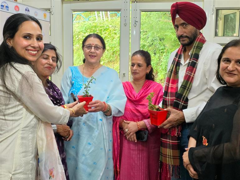 अन्नाडेल स्वास्थ्य केंद्र को इनर व्हील क्लब शिमला ने भेंट की ईसीजी मशीन