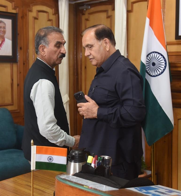 सदन की कार्यवाही से पूर्व मुख्यमंत्री सुक्खू ने विधान सभा अध्यक्ष पठानियां से की बातचीत