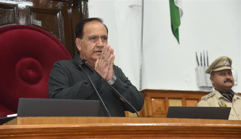 सदन की कार्यवाही से पहले सदस्यों का अभिवादन स्वीकार करते दिखे विधानसभा अध्यक्ष कुलदीप सिंह पठानियां