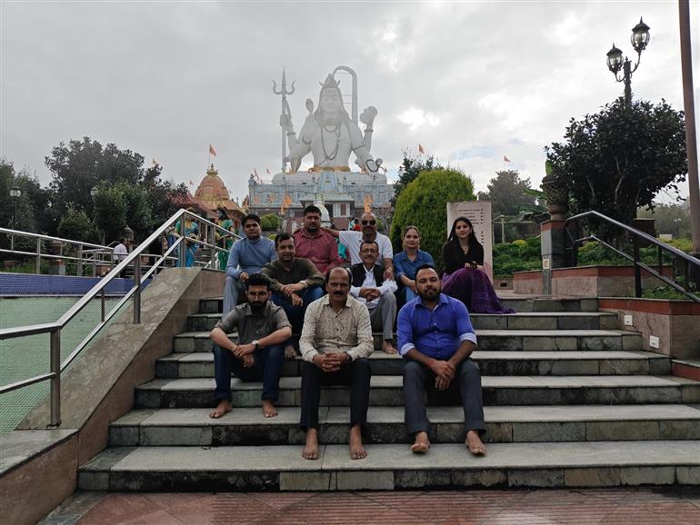 सिद्धेश्वर धाम पहुंचे पीआईबी शिमला के 13 सदस्यीय मीडिया प्रतिनिधिमंडल, 108 फीट ऊंची शिव प्रतिमा और 12 ज्योतिर्लिंगों के प्रतिरूप ने खींचा ध्यान