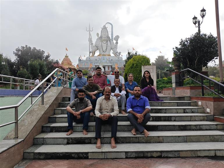 सिद्धेश्वर धाम पहुंचे पीआईबी शिमला के 13 सदस्यीय मीडिया प्रतिनिधिमंडल, 108 फीट ऊंची शिव प्रतिमा और 12 ज्योतिर्लिंगों के प्रतिरूप ने खींचा ध्यान