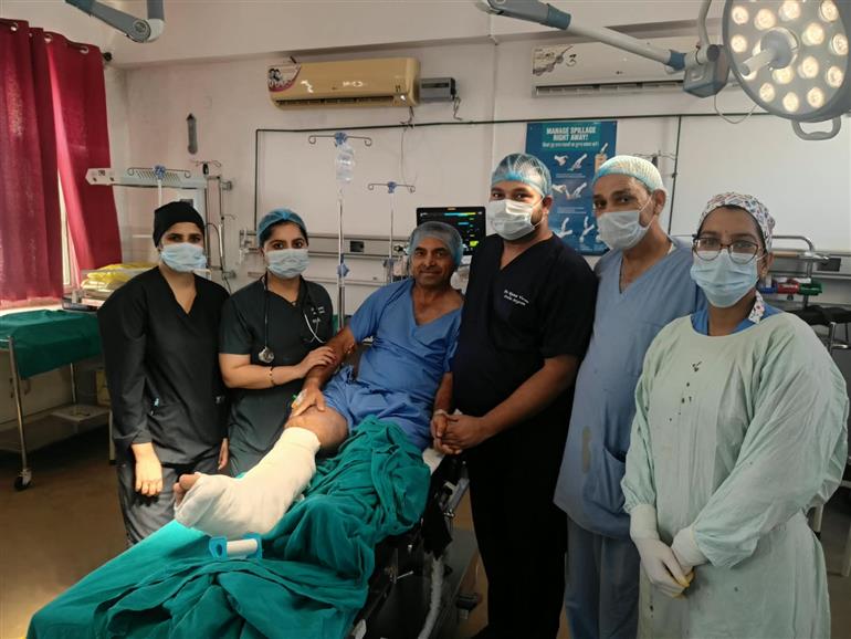 दिल्ली हादसे के बाद पांवटा सिविल अस्पताल में नाथूराम चौहान की टांग का सफल ऑपरेशन