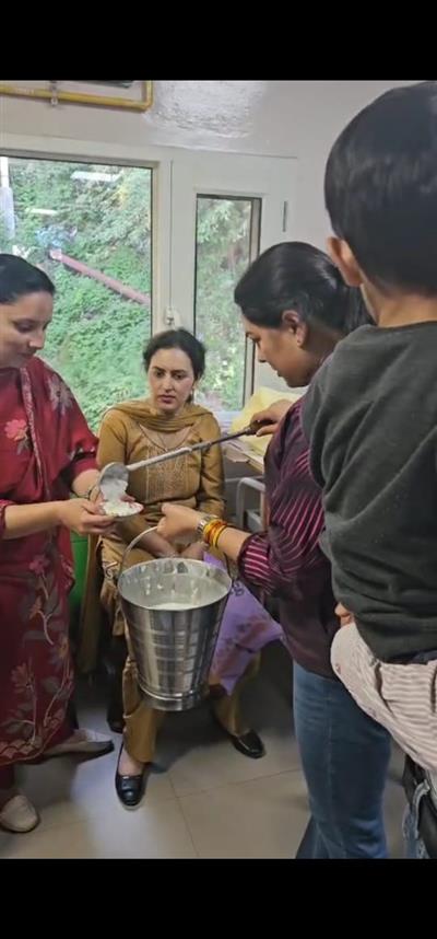 बुद्ध पूर्णिमा के शुभ अवसर पर कैंसर अस्पताल आईजीएमसी में मरीजों व तीमारदारों को खीर बांटी गई