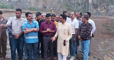 विधायक ने किया पाड़छू पुल का निरीक्षण, नियंत्रित ढंग से जल निकासी का कार्य जारी