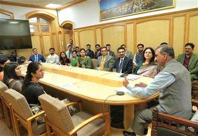 प्रशिक्षु अधिकारियों ने मुख्यमंत्री से भेंट की मुख्यमंत्री ने अधिकारियों को जन कल्याण केन्द्रित दृष्टिकोण अपनाने को कहा