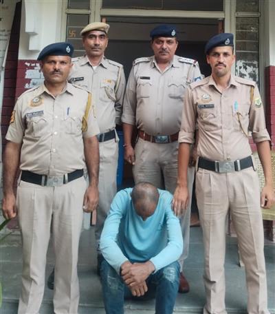 चोरी के मामलों में करीब 8.75 लाख की संपत्ति व नकदी चोरी से जुड़ा आरोपी गिरफ्तार