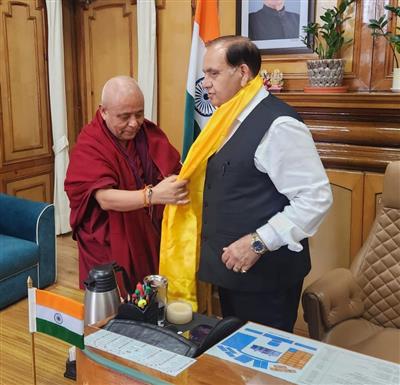 कुलदीप पठानियां से मिले निर्वासित तिब्बती संसद के पूर्व उपाध्यक्ष आचार्य येशी फूंटोक