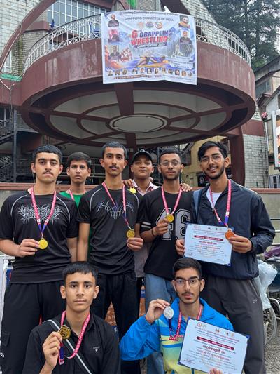 राज्य ग्रैपलिंग चैंपियनशिप में क्रीसैंट स्कूल के खिलाड़ियों का शानदार प्रदर्शन