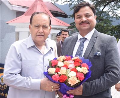 जिलाधीश अनुपम कश्यप ने पुष्पगुच्छ भेंट कर विधानसभा अध्यक्ष कुलदीप सिंह पठानियां की अगवानी की