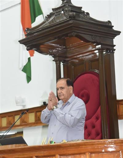 सदन में सदस्यों का अभिवादन स्वीकार करते विधानसभा अध्यक्ष कुलदीप सिंह पठानियां