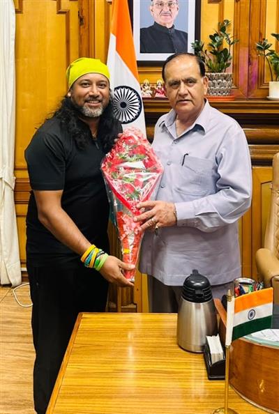 191 देशों और 7 महाद्वीपों की 2 लाख किलोमीटर साइकिल यात्रा कर चुके सोमेन देबनाथ ने विधानसभा अध्यक्ष से साझा किए अनुभव