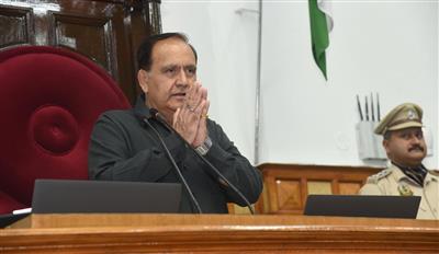 सदन की कार्यवाही से पहले सदस्यों का अभिवादन स्वीकार करते दिखे विधानसभा अध्यक्ष कुलदीप सिंह पठानियां